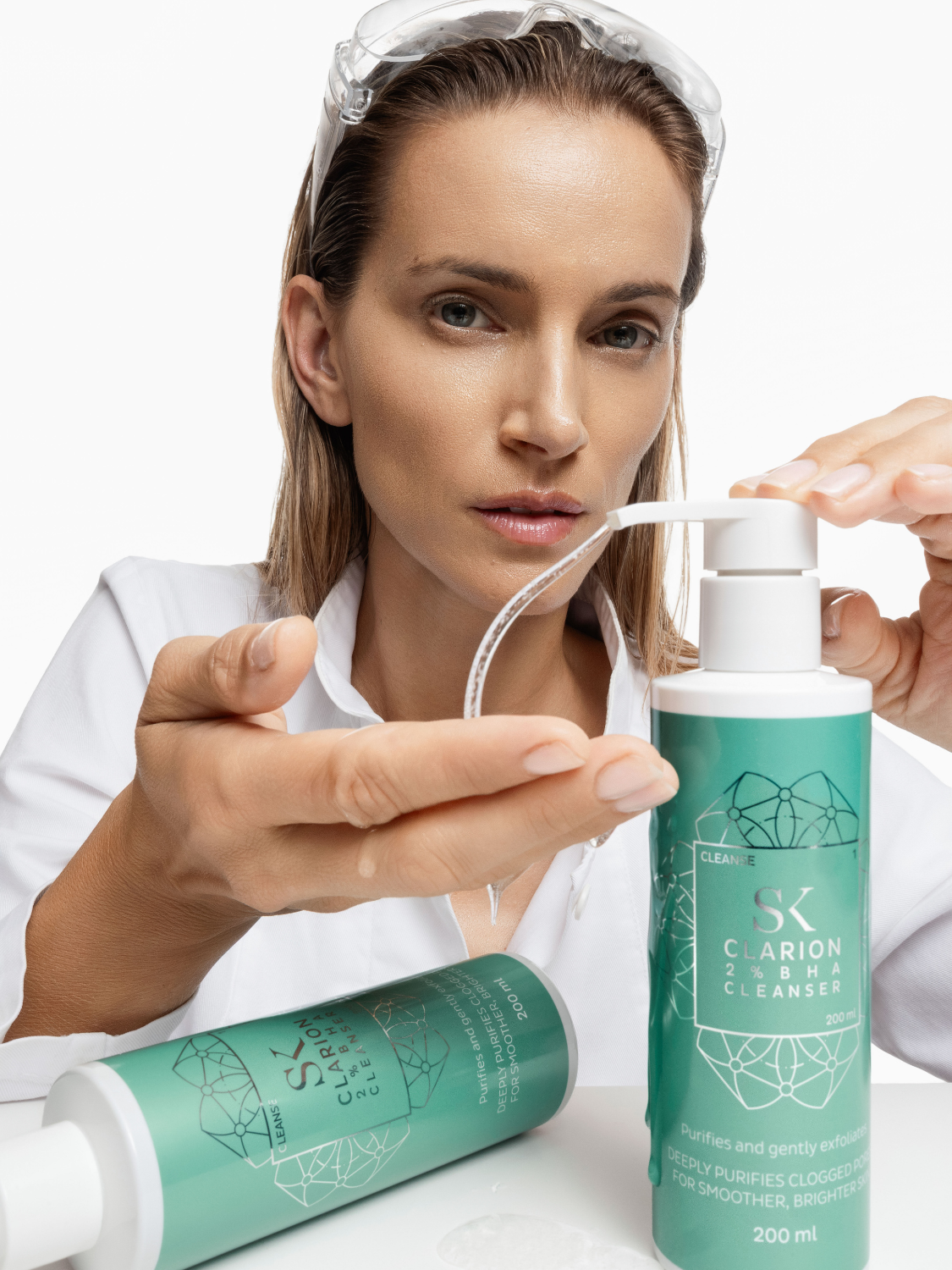 Skintegra Clarion 2% BHA Cleanser mikroeksfolirajući gel sa 2% BHA za akne i začepljene pore koji istiskuje žena