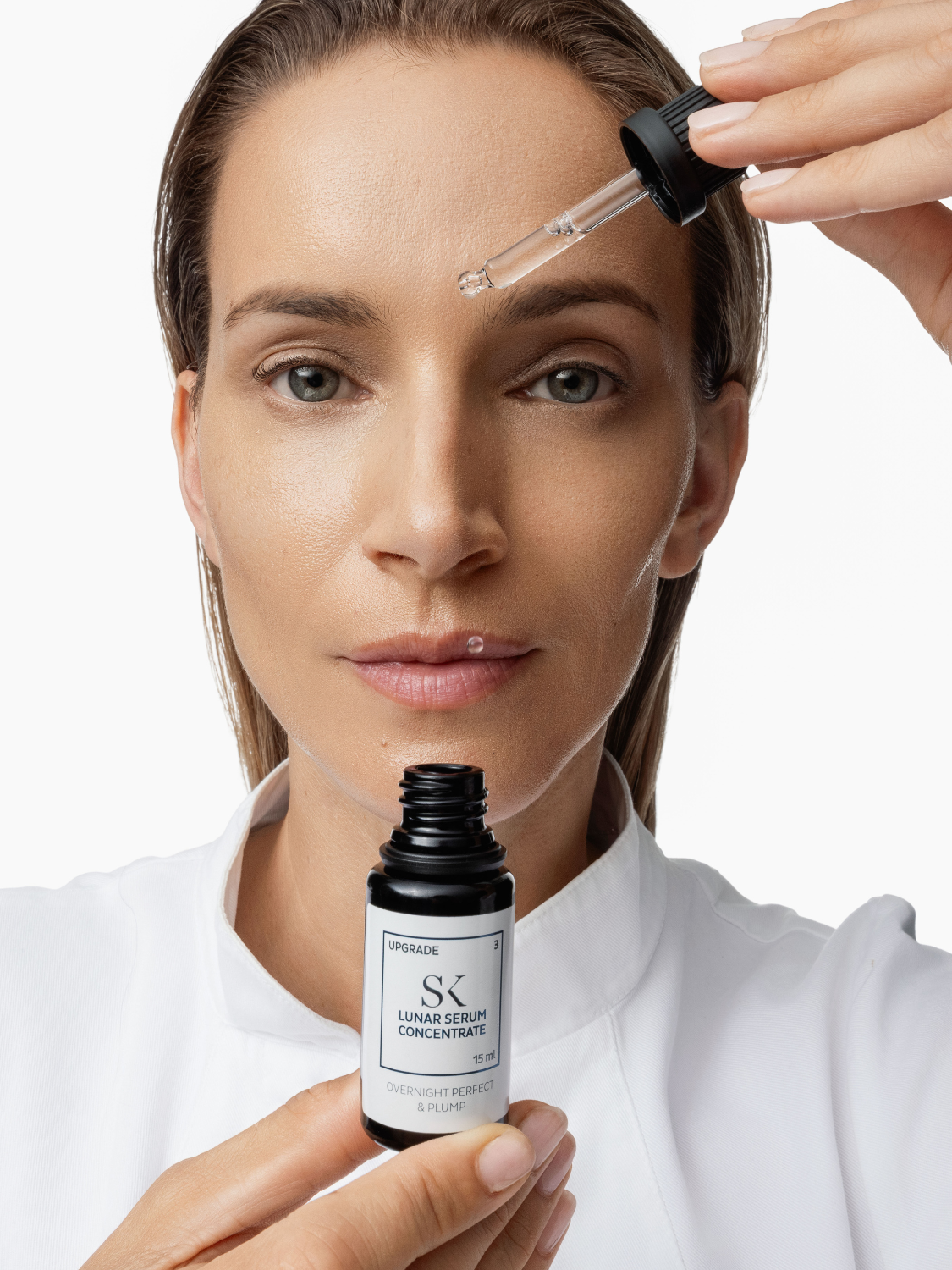 Skintegra Lunar serum concentrate s peptidima i probiotičkim fermentima u bočici sa ženom