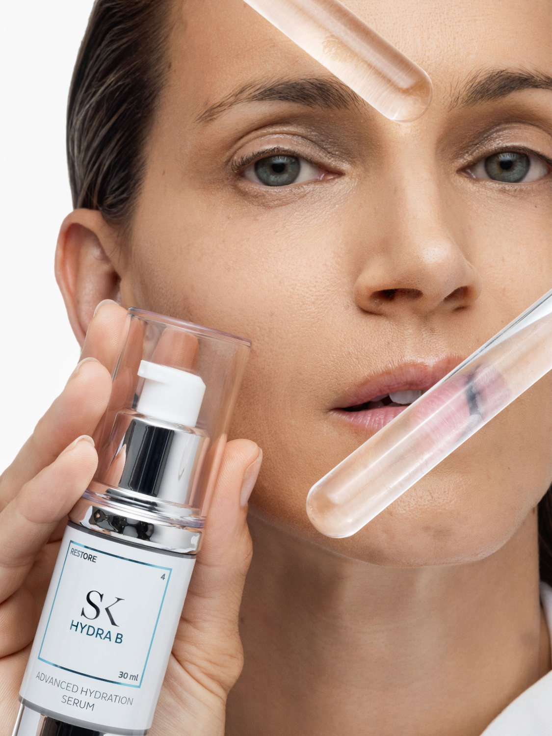 Skintregra Hydra B serumska emulzija sa niskomolekularnom hijaluronskom kiselinom za dehidriranu kožu u bočici sa ženom