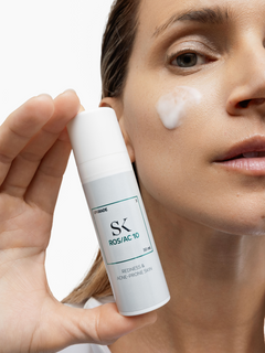 Skintegra ROS AC 10 tretmanska emulzija sa 10% azelaične kiseline u bočici i na ženskom licu