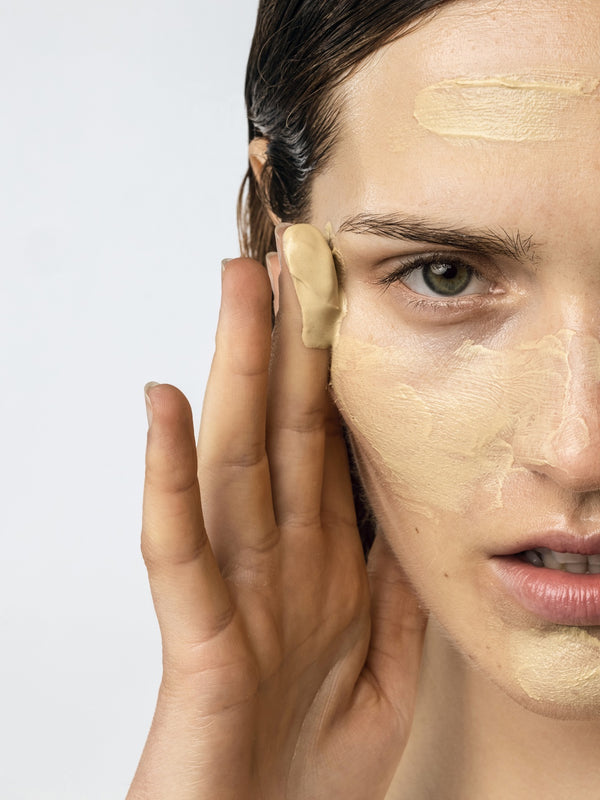 Skintegra Volcanica glinena pročišćavajuća maska za lice tekstura maske na licu modela